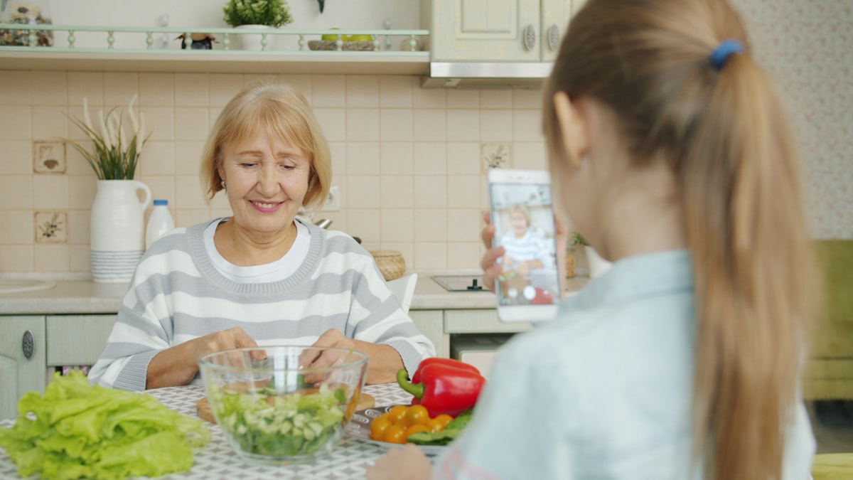 David and Patricia, 72, preparing healthy Mediterranean dinner together